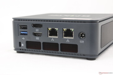 Traseira: USB-A 2.0, USB-A 3.2 Gen. 1, DisplayPort (4K60), HDMI 2.0 (4K60), 2x RJ-45 (2,5 Gbps), adaptador CA, trava Kensington