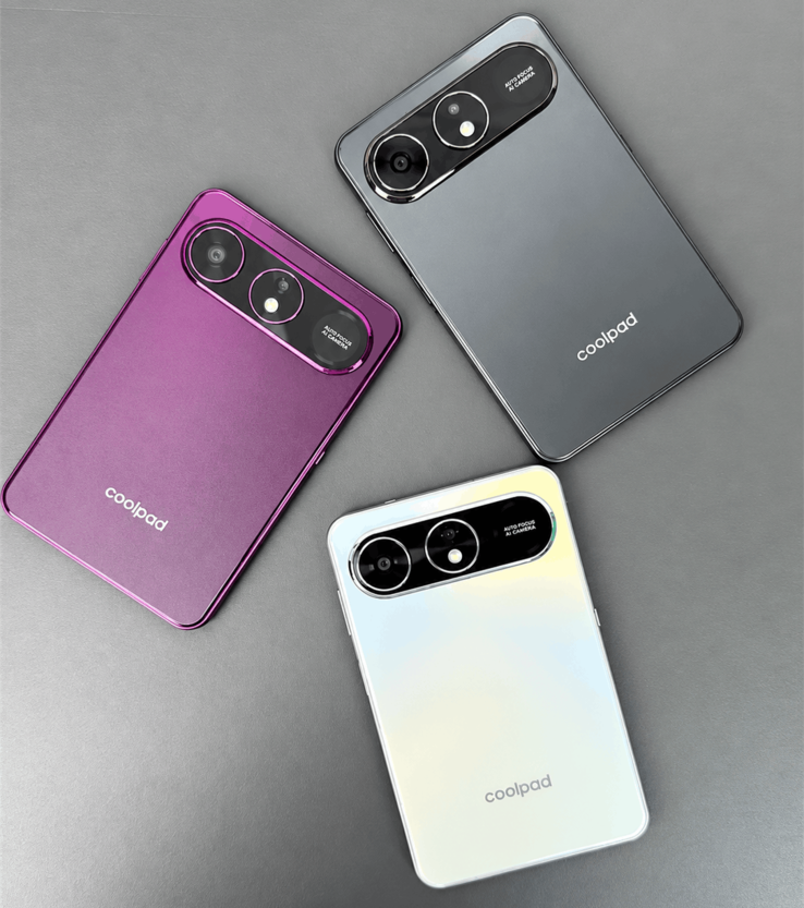 Três celulares Coolpad Cool X Wide vistos pela parte traseira com acabamentos roxo, cinza e branco