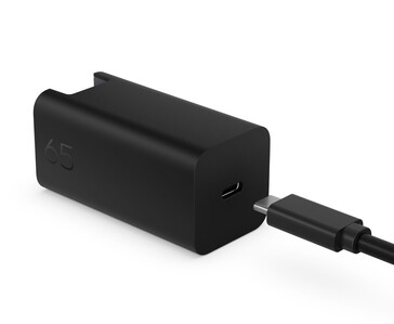 Carregador de parede HP 65W GaN com porta USB-C mostrado conectado a um cabo USB-C (Fonte da imagem: HP)