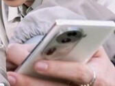 Um smartphone "Reno11" na natureza(?). (Fonte: Digital Chat Station via Weibo)