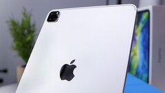 Um logotipo Apple feito de vidro poderia introduzir a funcionalidade de carregamento sem fio ao reprojetado iPad Pro 2022 (Imagem: Daniel Romero)