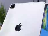 Um logotipo Apple feito de vidro poderia introduzir a funcionalidade de carregamento sem fio ao reprojetado iPad Pro 2022 (Imagem: Daniel Romero)