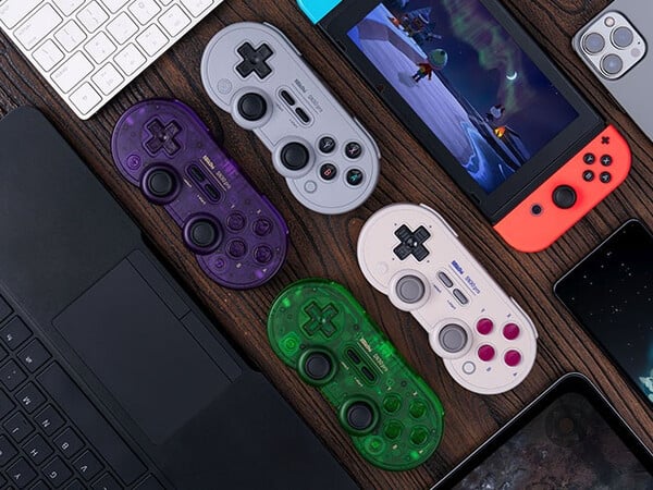 O controlador 8BitDo SN30 Pro Bluetooth está disponível em quatro cores, duas das quais têm um design translúcido. (Fonte da imagem: 8BitDo)