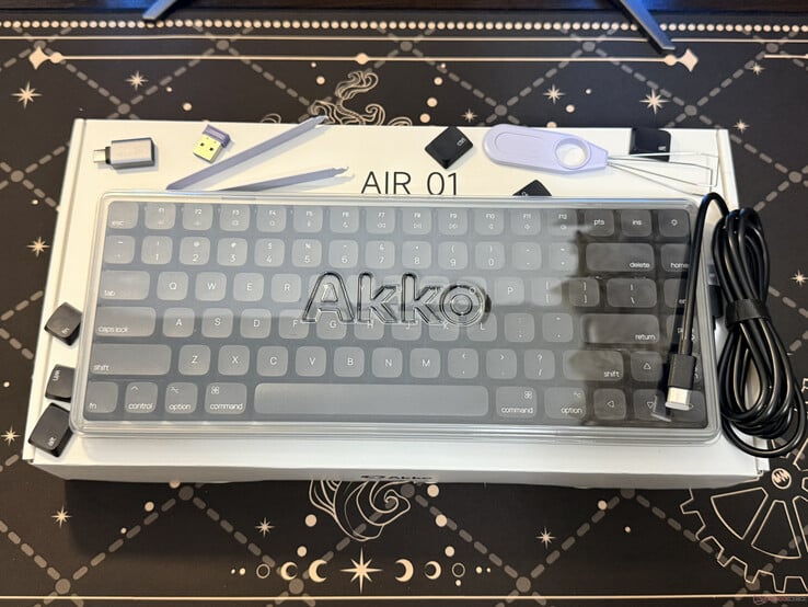 Todos os itens incluídos na caixa do Akko Air 01