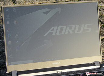 O Aorus 15P ao ar livre (filmado ao sol brilhante)