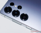 O surgimento de carros-chefe com baterias de mais de 7.000 mAh pode em breve colocar o Galaxy S25 Ultra na sombra. (Fonte da imagem: Notebookcheck)