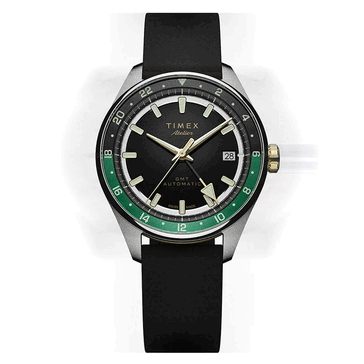 Timex Atelier GMT Première M1a com mostrador preto, anel GMT verde de 24 horas e pulseira de borracha NBR preta.