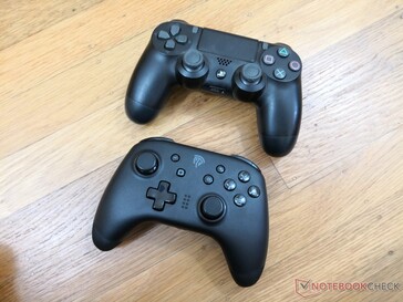 O controlador EasySMX é maior e mais confortável de segurar do que o controlador PS4