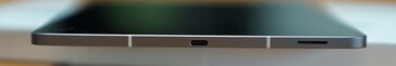 À direita: Porta USB-C, alto-falante