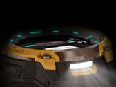 O Instinct Crossover AMOLED com sua lanterna de LED ativada. (Fonte da imagem: Garmin)