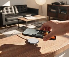 O carregador sem fio Moto Snap fornece 25 W para aparelhos compatíveis com Qi 2.2 e 30 W para telefones Motorola que utilizam o protocolo proprietário da empresa.