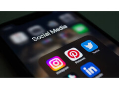 Um close-up da tela de um smartphone que exibe vários aplicativos de mídia social em uma pasta. (Fonte da imagem: Bastian Riccardi no Pexels)