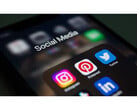 Um close-up da tela de um smartphone que exibe vários aplicativos de mídia social em uma pasta. (Fonte da imagem: Bastian Riccardi no Pexels)