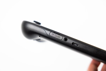 O Retroid Pocket 6 tem um slot para cartão TF para adicionar mais espaço de armazenamento. (Fonte da imagem: Retroid)