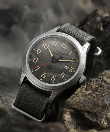 O Timex TW2Y89500 vem com um mostrador verde camuflado