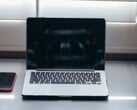 Coloque o laptop e o smartphone lado a lado sobre uma mesa, à luz do dia