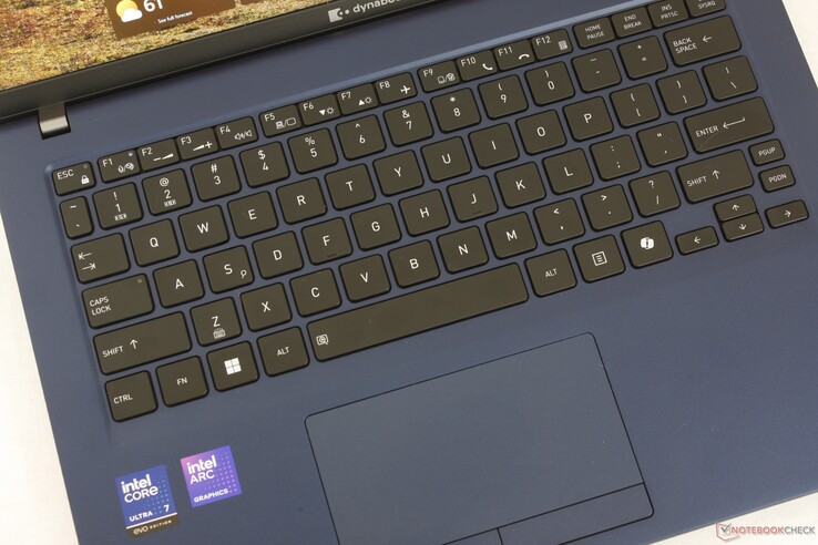 O feedback das teclas é quase tão nítido quanto o de um HP EliteBook, enquanto o clickpad (~11 x 5,8 cm) inclui botões de mouse integrados