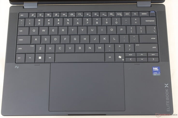 Clickpad tátil maior (13,8 x 9,1 cm). As teclas tipo “chiclet” do G1i foram substituídas por teclas chanfradas, mantendo a experiência de digitação confortável