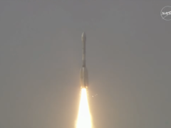 O veículo de lançamento do NISAR decolando do Centro Espacial Satish Dhawan (Fonte da imagem: ISRO)