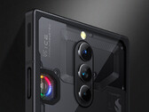 O RedMagic 8S Pro em seu acabamento transparente com um ventilador RGB opcional. (Fonte da imagem: Nubia)