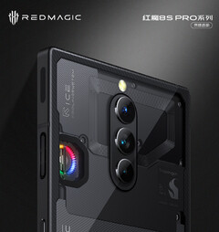 O RedMagic 8S Pro em seu acabamento transparente com um ventilador RGB opcional. (Fonte da imagem: Nubia)