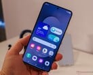 A imagem mostra o Galaxy S25 FE nas mãos de um revisor