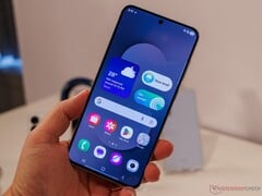 A imagem mostra o Galaxy S25 FE nas mãos de um revisor 