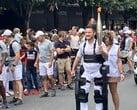 Kevin Piette, paralítico, caminha com a tocha das Olimpíadas de 2024 enquanto usa o exoesqueleto Wandercraft Atalante X. (Fonte da imagem: Jean Louis Constanza, Wandercraft)