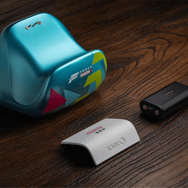 A base de carregamento 8BitDo Forza Horizon 6 vem com uma bateria e uma porta de bateria para o controle sem fio do Xbox.