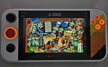 Dependendo do jogo, a função SmartGlow usa iluminação para mostrar quais elementos do controle estão sendo usados (Fonte da imagem: Marc Zander, Notebookcheck)