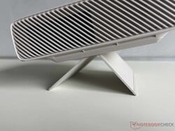 O suporte permite o posicionamento flexível do projetor.
