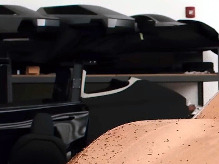 Modelos em escala do Cyber SUV nas prateleiras do estúdio de design.