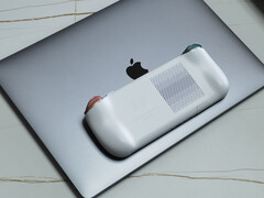O AYA NEO AIR em cima de um MacBook Pro. (Fonte de imagem: AYA NEO Discord server)