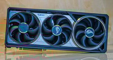 Asus ROG Astral GeForce RTX 5080 OC: revestimento frontal metálico com ventoinhas axiais triplas