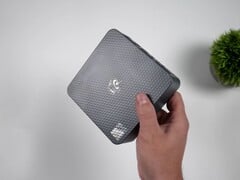 O mini PC Beelink EQi 304 com processador Intel Wildcat Lake é mostrado na mão, destacando seu design compacto e o painel superior texturizado.