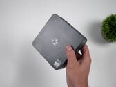 O mini PC Beelink EQi 304 com processador Intel Wildcat Lake é mostrado na mão, destacando seu design compacto e o painel superior texturizado.