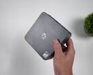 O mini PC Beelink EQi 304 com processador Intel Wildcat Lake é mostrado na mão, destacando seu design compacto e o painel superior texturizado.