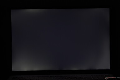 Sangramento moderado da luz de fundo nos cantos e bordas