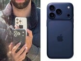Comparação lado a lado mostrando uma suposta unidade de teste do iPhone 17 Pro sendo fotografada em público (esquerda) e um close-up do mesmo protótipo em um case de desenvolvimento azul (direita), apresentando um novo layout de câmera traseira. (@Skyfops on X , antigo Twitter)
