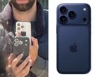 Comparação lado a lado mostrando uma suposta unidade de teste do iPhone 17 Pro sendo fotografada em público (esquerda) e um close-up do mesmo protótipo em um case de desenvolvimento azul (direita), apresentando um novo layout de câmera traseira. (@Skyfops on X , antigo Twitter)