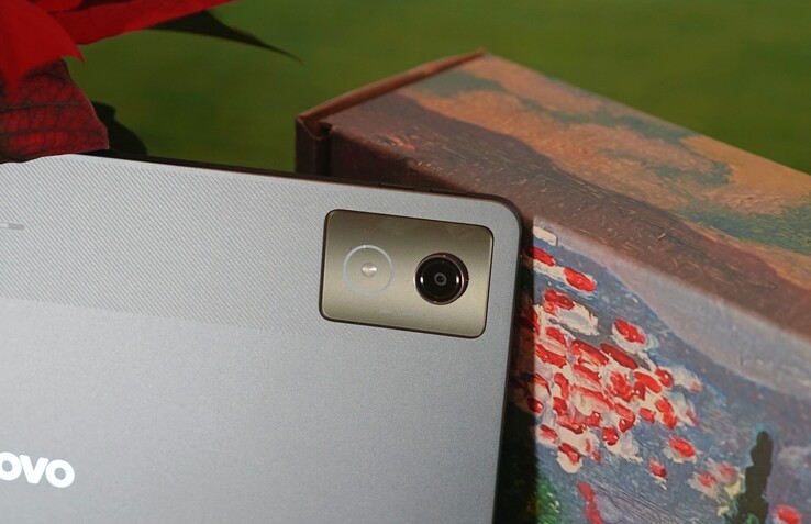 A câmera traseira de 13 MP do tablet Lenovo Idea Tab Pro funciona bem em boas condições de iluminação.