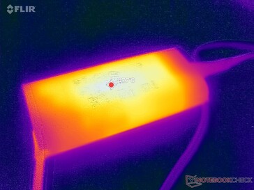 O adaptador CA atinge mais de 48 °C ao operar cargas exigentes