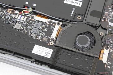 A solução de resfriamento é menor do que a da maioria dos outros laptops, o que leva a temperaturas geralmente mais altas