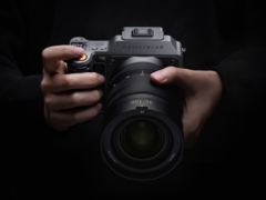 A nova Hasselblad X2D II 100C (foto) apresenta foco assistido por LiDAR e um novo iluminador AF que também funciona como um indicador de temporizador automático. (Fonte da imagem: Hasselblad)