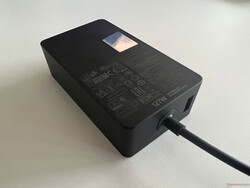 pSU de 127 watts com porta USB-A adicional (até 5 watts)