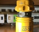A porta USB da lanterna EDC pode ser coberta para proteção