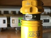 A porta USB da lanterna EDC pode ser coberta para proteção