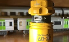 A porta USB da lanterna EDC pode ser coberta para proteção