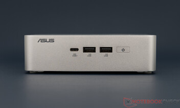 Asus NUC 15 Pro+ - Conexões na parte frontal