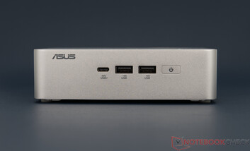 Asus NUC 15 Pro+ - Conexões na parte frontal